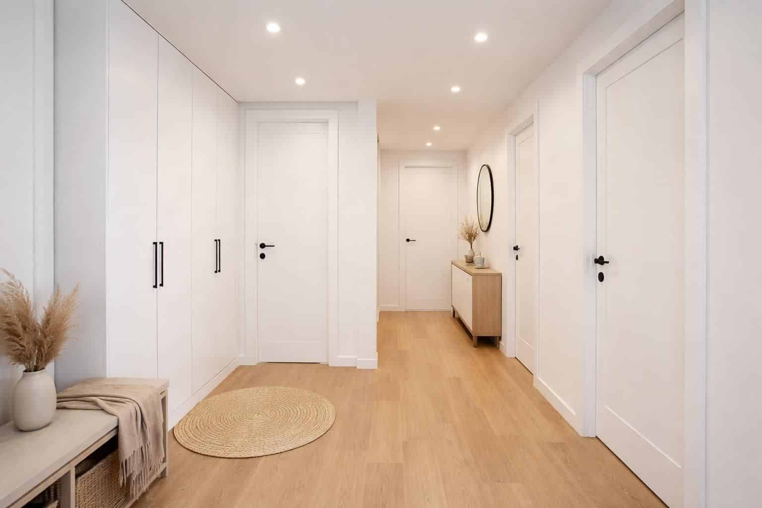 découvrez les différences pratiques entre les menuiseries intérieures sur mesure et standard pour choisir la solution idéale à votre habitat.